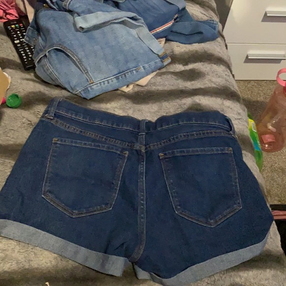 Dark wash old navy size 6 women’s jean shorts - Picture 2 of 2